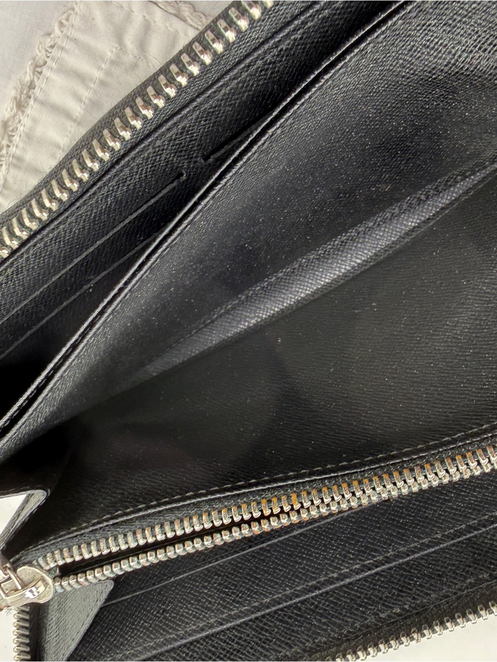 AUTHENTIC Louis Vuitton wallet. Black. - Picture 12 of 15